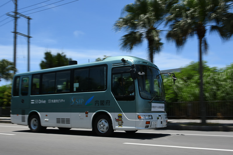 石垣島を自動運転で走行する自動運転バス