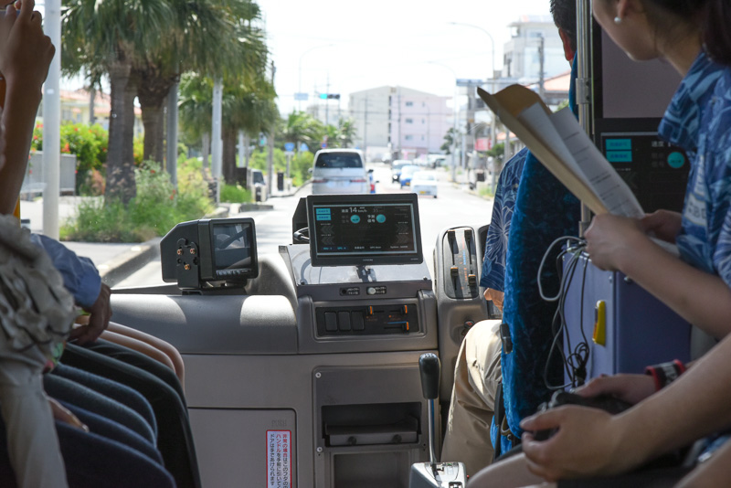 信号との連動実験。車内モニターで予測信号が表示されている