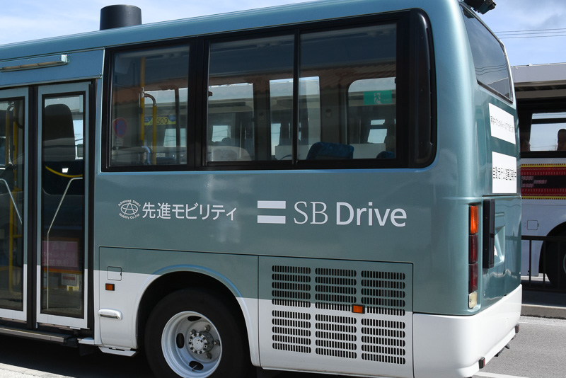 バス後半には、内閣府から実験の委託を受けて実証実験を行なっている先進モビリティとSBドライブのロゴ