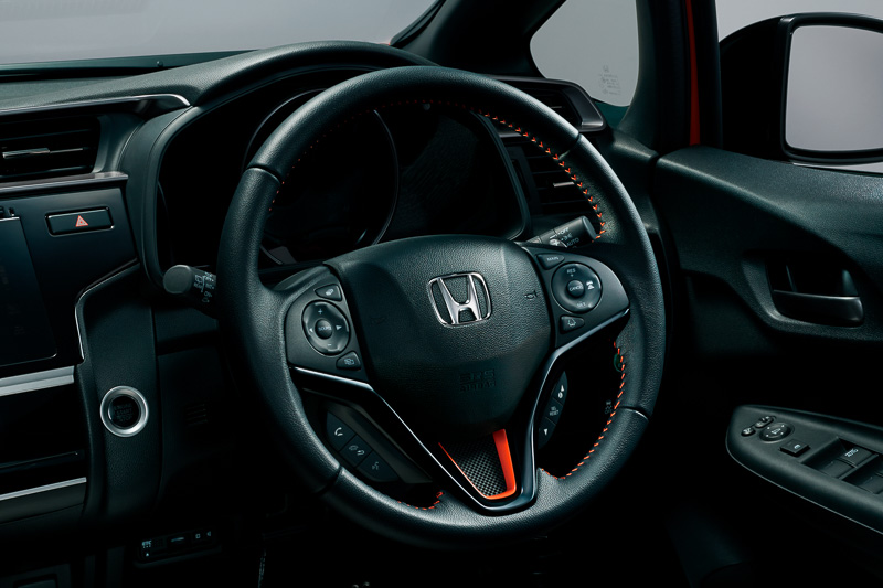 「ステアリングホイールガーニッシュ」（7560円）