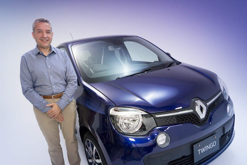 パリの夕暮れをイメージした限定車「トゥインゴ ノクターン」と、ルノー・ジャポン株式会社 プロダクト プランニング部 商品企画グループ チーフプロダクトマネージャーのフレデリック・ブレン氏