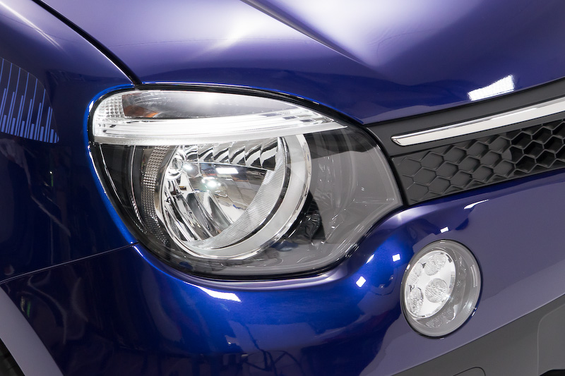 ハロゲンのフロントライトとともにフロントLEDライトが付く