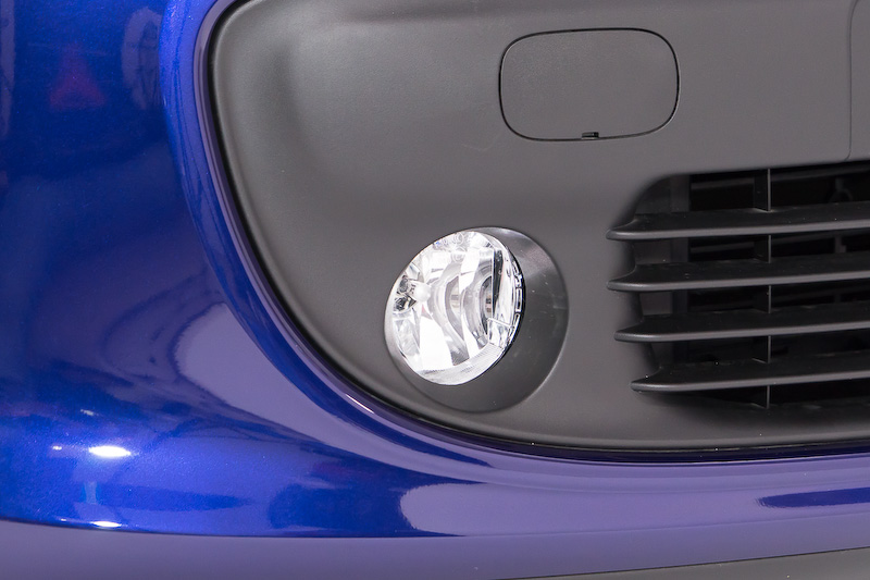 その下部にはコーナリングライト機能付のフロントフォグランプ