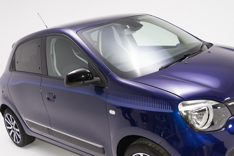 ノクターンの特徴となる専用サイドストライプ。フロントライト付近からデザインが繋がっている