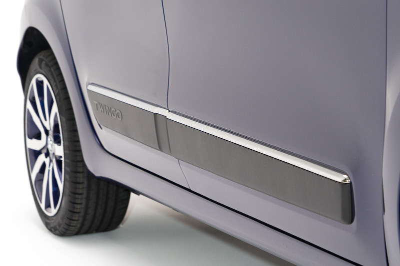 サイドプロテクションモールにはクロームフィニッシャーが入る