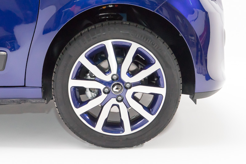 16インチアロイホイール「EMBLEME」・ブルーノクターン。タイヤサイズはフロント185/50 R16、リア205/45 R16