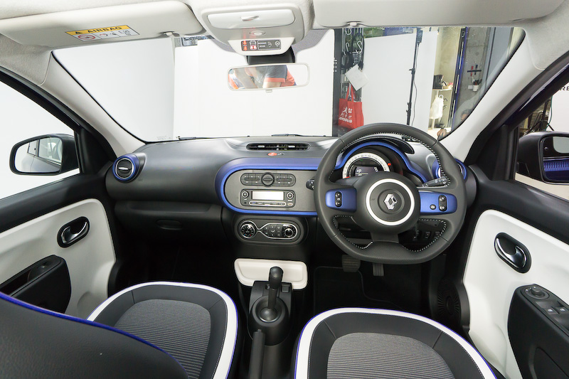 インテリア。ダッシュボードまわりでは要所にマットなブルーノクターンがあしらわれる。ステアリングはレザー