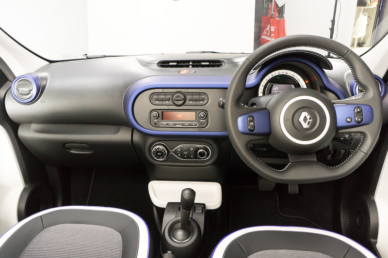 インテリア。ダッシュボードまわりでは要所にマットなブルーノクターンがあしらわれる。ステアリングはレザー