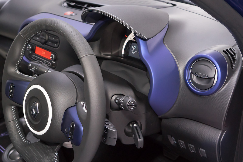 インテリア。ダッシュボードまわりでは要所にマットなブルーノクターンがあしらわれる。ステアリングはレザー