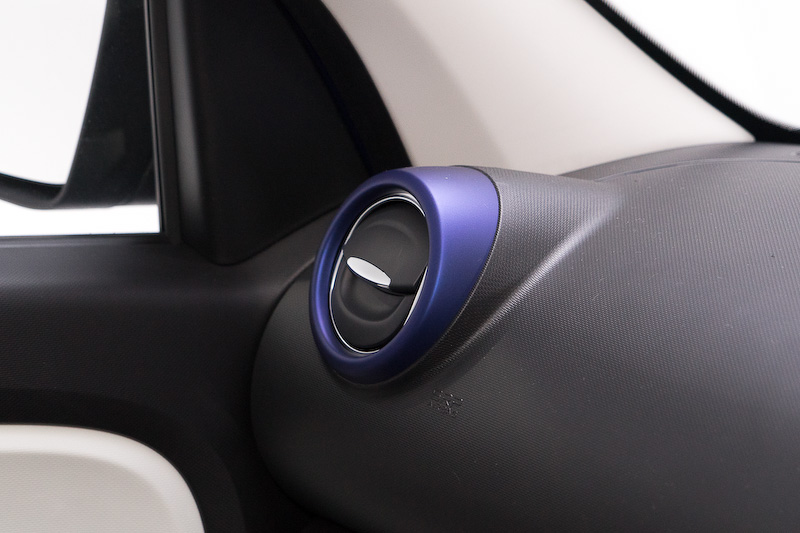 インテリア。ダッシュボードまわりでは要所にマットなブルーノクターンがあしらわれる。ステアリングはレザー