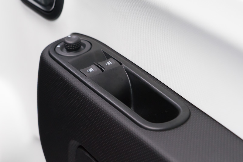 電動ミラーやウィンドウの操作ができる