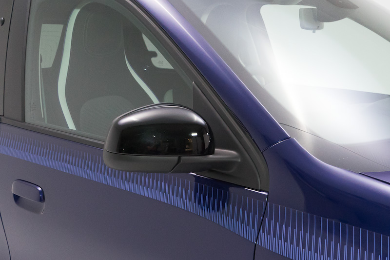 ドアミラーは特別なブリリアントブラック。インテンスではボディ同色