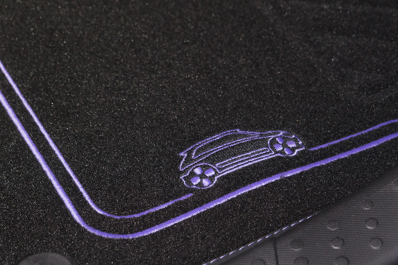 フロアマットの差し色のストライプも紫系の色。刺繍がオシャレ