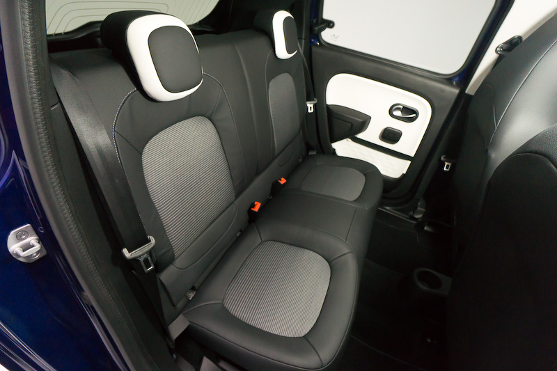 リアシート。ヘッドレストも備える