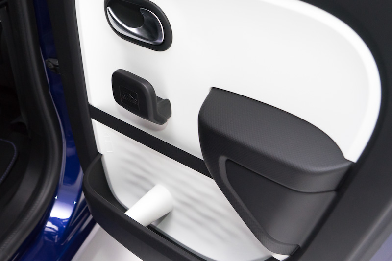 リアドアの内側