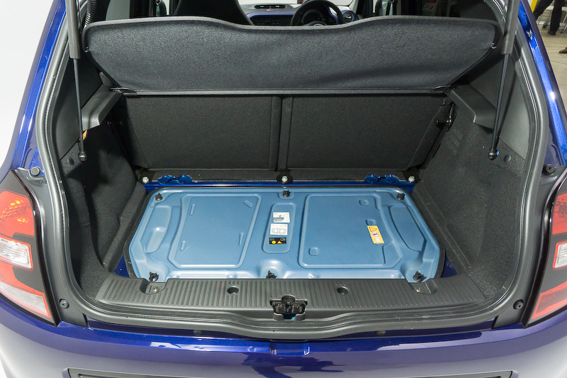 ラゲッジスペースの下を開けるとエンジンにアクセスできる