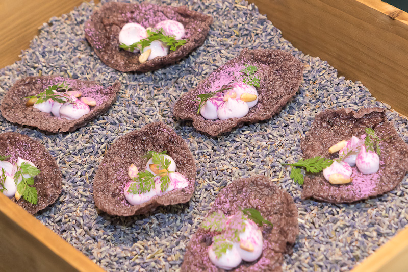 紫黒米（しこくまい）チップスにラベンダーの香りのクリーム乗せ