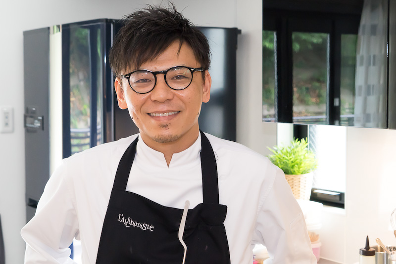 アルシミスト（L'Alchimiste）のシェフ 山本健一氏。ルノー車オーナーとのこと