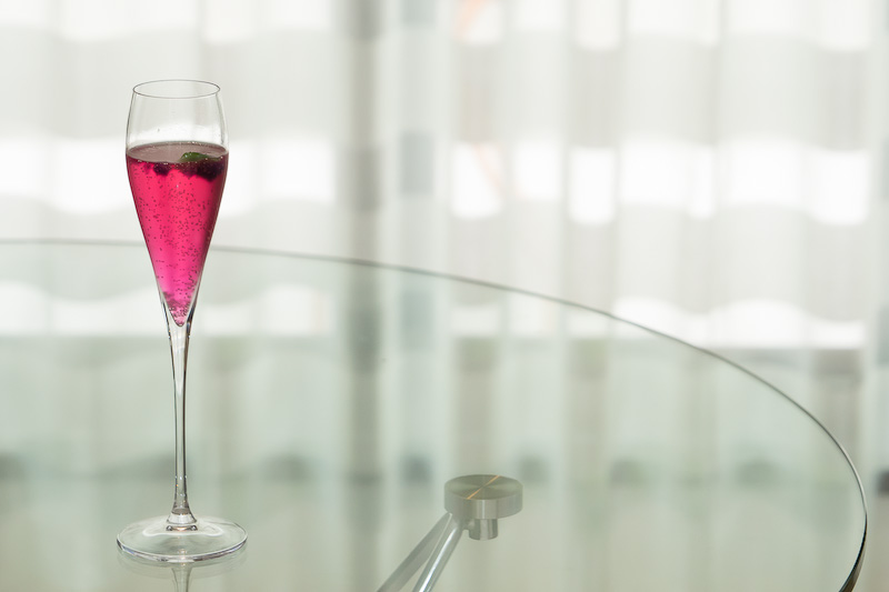 パリの夕暮れをイメージできる美しい色のカクテル