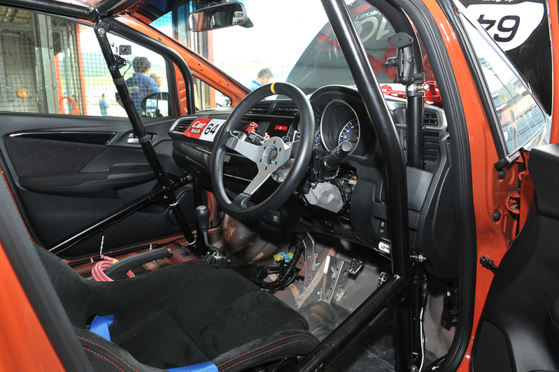 ロールケージを装着した室内