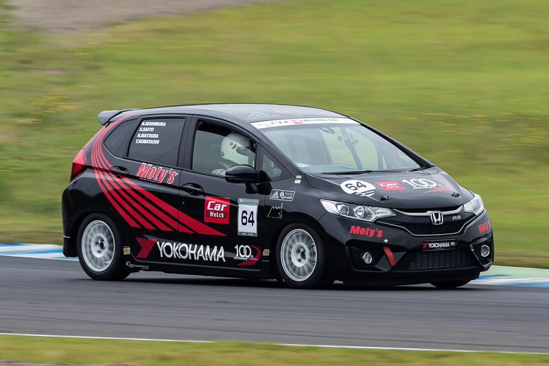 走行中のCar Watch FIT。ドライバーは西村直人氏