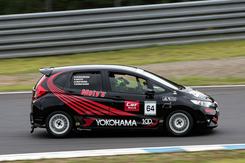 走行中のCar Watch FIT。ドライバーは松田秀士氏