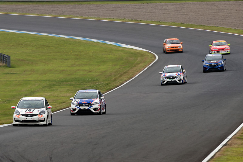 さまざまな車種が参加している