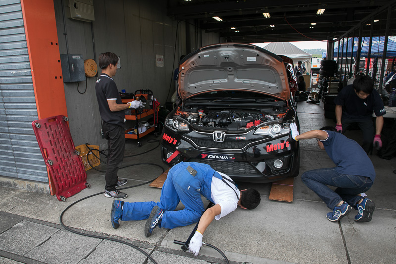 Car Watchチーム（ゼッケン64）はホンダ・フィットがベースとなる「FIT 1.5チャレンジカップ車」（GK5）を使用している。カラーリングはADVANカラー