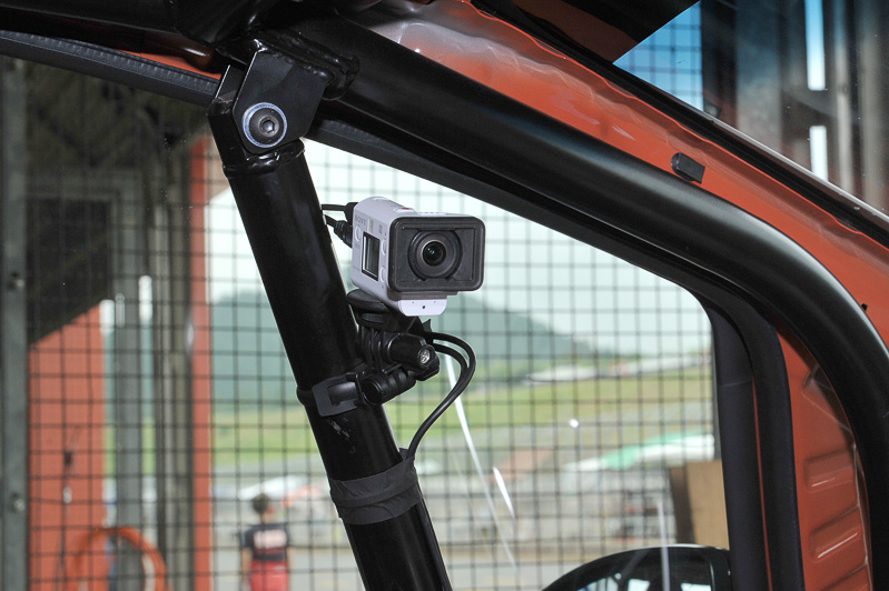 助手席側からドライバーを撮影するカメラ。ステアリング操作や目線の状況がよく分かるはず