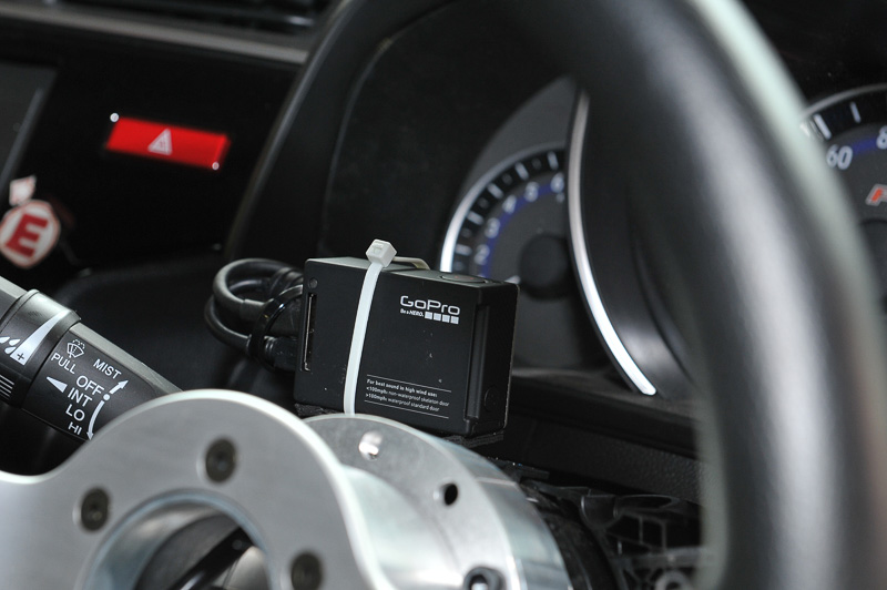 耐久レースなのでやみくもに飛ばすのではなく、燃料消費を抑えてピット作業の時間を減らすことも大事な戦略。そのためにエンジン回転数を抑えつつタイムを落とさないラップを目指す。メーターを撮るカメラ（こちらはGoPro）もあるので、外向きのカメラと併せて耐久レースならではの走りをお楽しみいただきたい