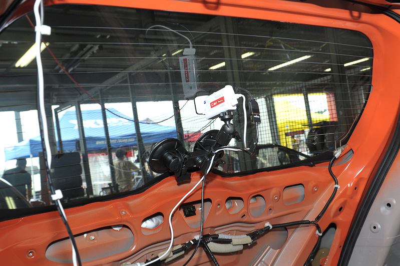 そしてリアウィンドウに付けた後ろ向きのカメラ