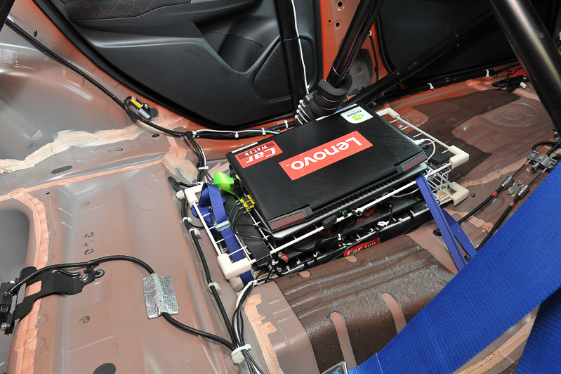 映像を配信するための機材も車載するので、そのぶんライバル車より重量はアップしているが、Car Watchチームにはレース展開と同じく配信も大事なのである