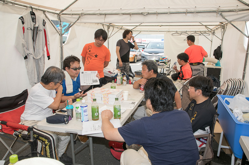 土曜日の予選を前にチームでミーティング中。応援をよろしくお願いします