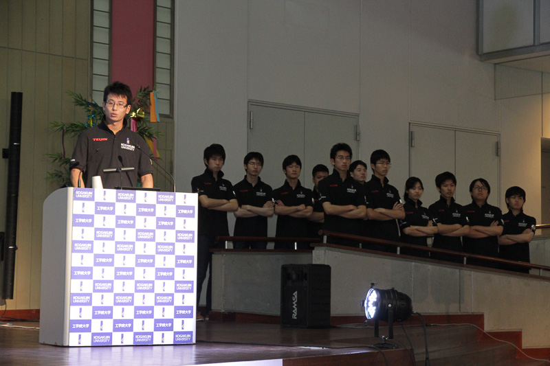 中川さんからチームの歴史と活動内容、これまでの戦績などが報告された。新車両のお披露目は、チームメンバーの学生によってアンベール