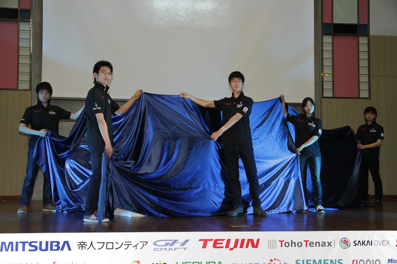 中川さんからチームの歴史と活動内容、これまでの戦績などが報告された。新車両のお披露目は、チームメンバーの学生によってアンベール