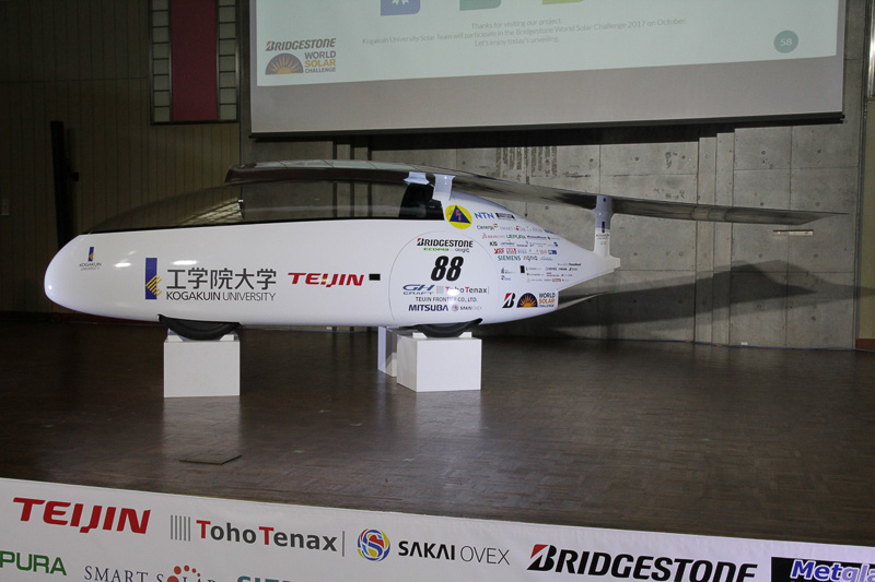 「2017 ブリヂストンワールドソーラーチャレンジ」に参戦するため製作されたWingは、太陽電池を取り付けたソーラーパネルが特徴的な1人乗りの単胴型デザイン。より速度を重視している