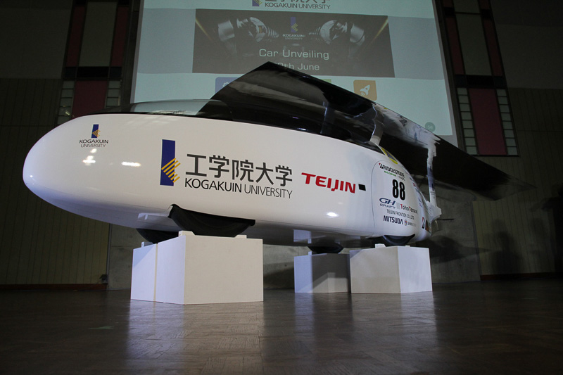 「2017 ブリヂストンワールドソーラーチャレンジ」に参戦するため製作されたWingは、太陽電池を取り付けたソーラーパネルが特徴的な1人乗りの単胴型デザイン。より速度を重視している