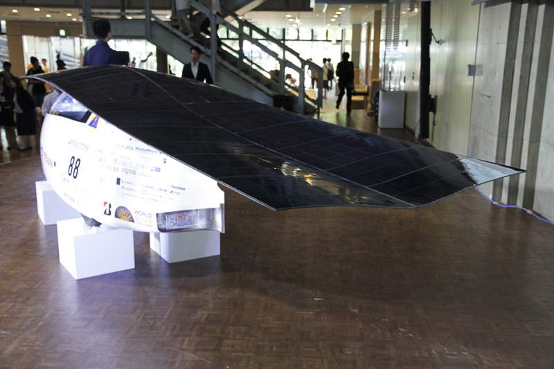 ソーラーパネル（羽部分）には、3D曲面太陽電池とシリコン太陽電池をレギュレーション限界の4m<sup>2</sup>まで搭載