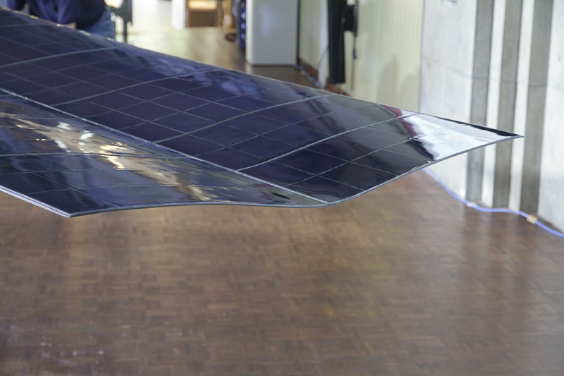 ソーラーパネル（羽部分）には、3D曲面太陽電池とシリコン太陽電池をレギュレーション限界の4m<sup>2</sup>まで搭載
