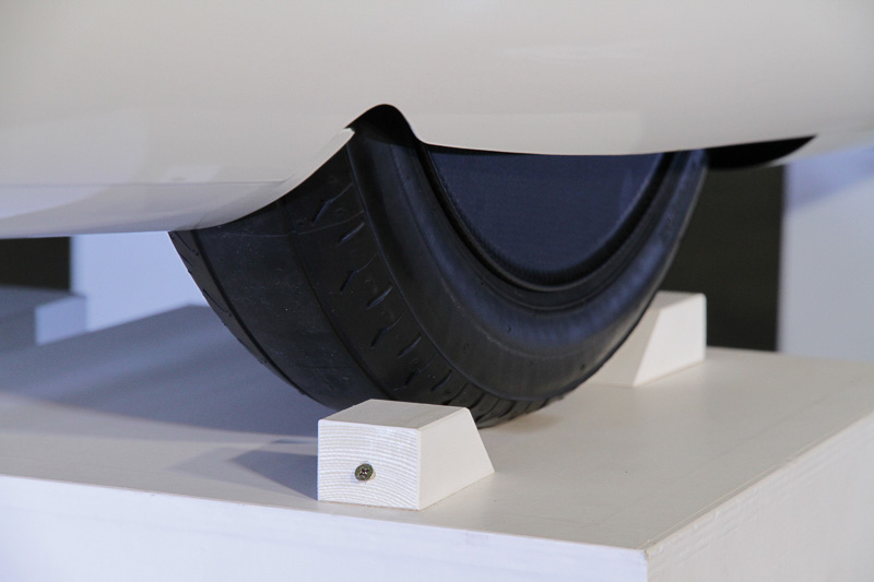 装着されるタイヤはブリヂストンが開発したECOPIA with ologic。タイヤサイズをこれまでになかった狭幅・大径化することで、低燃費と安全性を高次元で両立したソーラーカー専用の「ologic」タイヤ