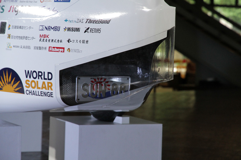 単胴型ボディ後方のクリアカバー内にナンバープレートが配置される