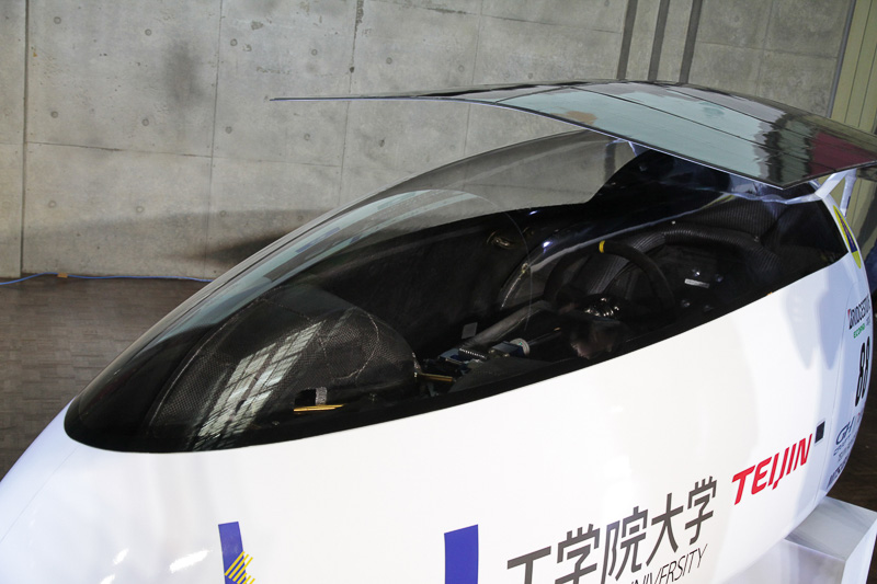 空力の効率化や車両重量を低減するため、最小限にまで抑えられたコクピットスペース。スピードメータや計器などは現時点では装備されておらず、どのような形で搭載するかも公表されなかった。Wi-Fi接続する液晶画面でメーター表記をするタブレットのようなものが搭載されるのか？