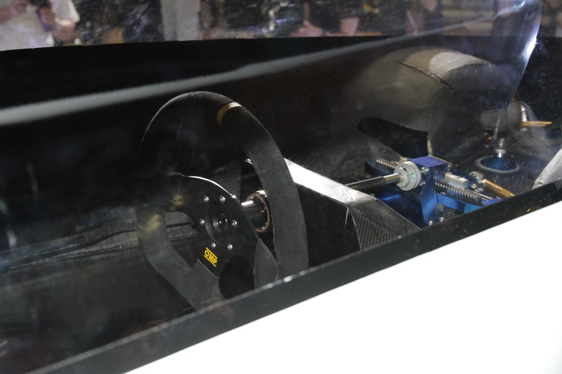 空力の効率化や車両重量を低減するため、最小限にまで抑えられたコクピットスペース。スピードメータや計器などは現時点では装備されておらず、どのような形で搭載するかも公表されなかった。Wi-Fi接続する液晶画面でメーター表記をするタブレットのようなものが搭載されるのか？