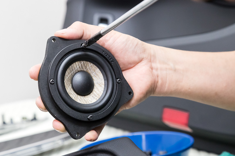 純正装着されたスピーカーを「PS 80 F for MB」に交換。耐水加工された木質系素材による専用バッフルボードに取り付けてしっかりと固定する