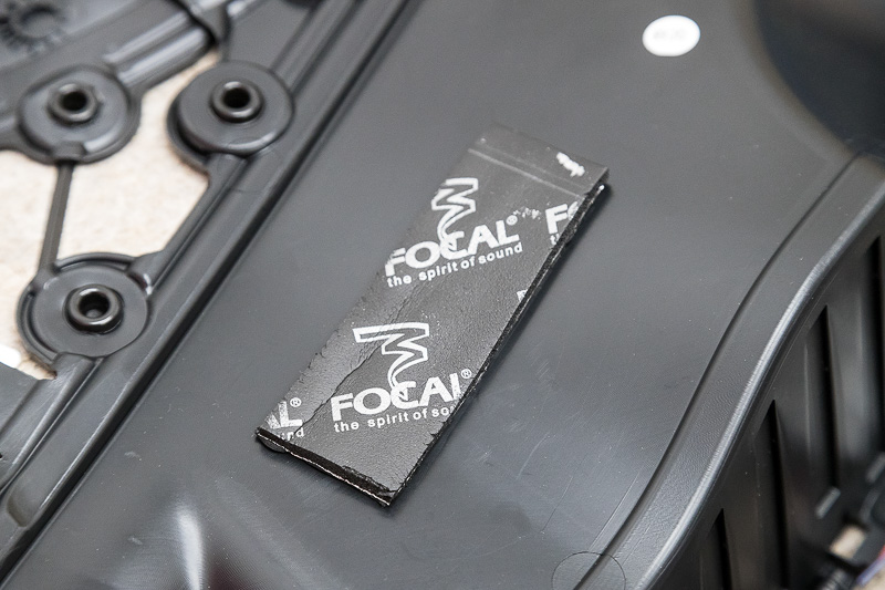 単純にスピーカーを交換するだけでなく、制振材をインナーパネルに張り付けていくなど、個体に合わせてスピーカーのパフォーマンスを最大限引き出すインストール作業が実施される