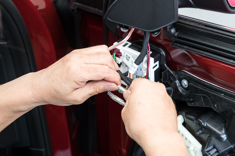 スピーカーのインストール作業が終了したのでインナーパネルを取り付けていく