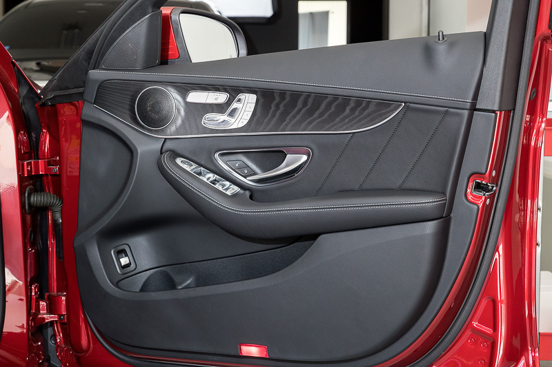 FOCALのスピーカーシステムがインストールされたドアパネル。穴あけ等の加工がないので見た目の変化はなし。インテリアはそのままだ