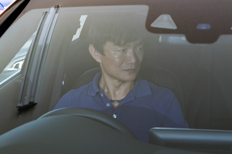 純正装着スピーカーとFOCALのスピーカーを聞き比べをする岡本氏