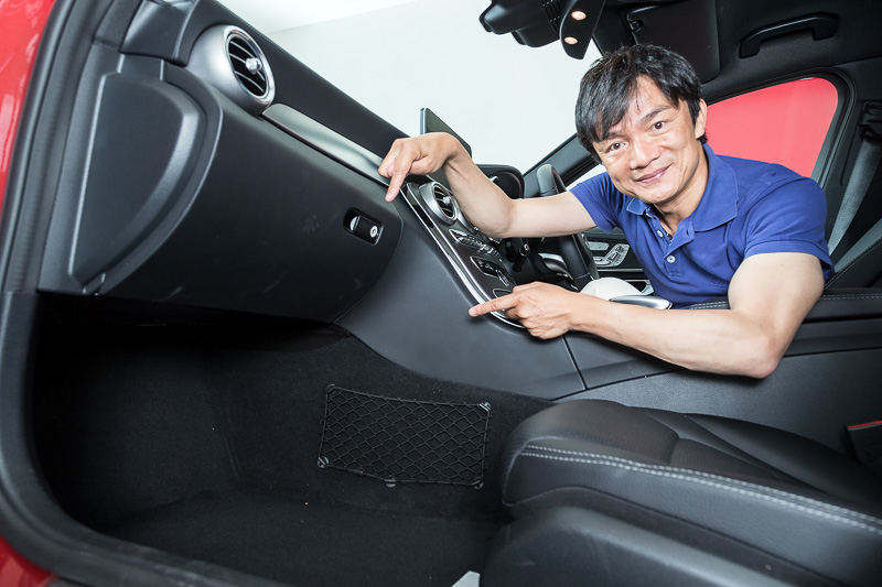 助手席足下にウーファーが組み込まれているCクラス。今回作業を行なった車両は高音域もウーファーで再生されていてなんとなくバランスが悪い