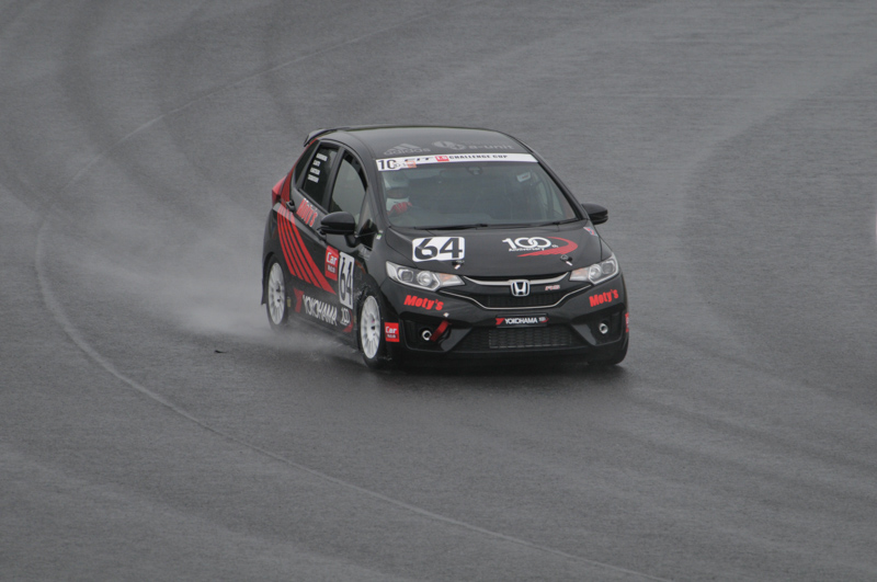 ウェットコンディションだが、大きな水たまりができるほどでもない